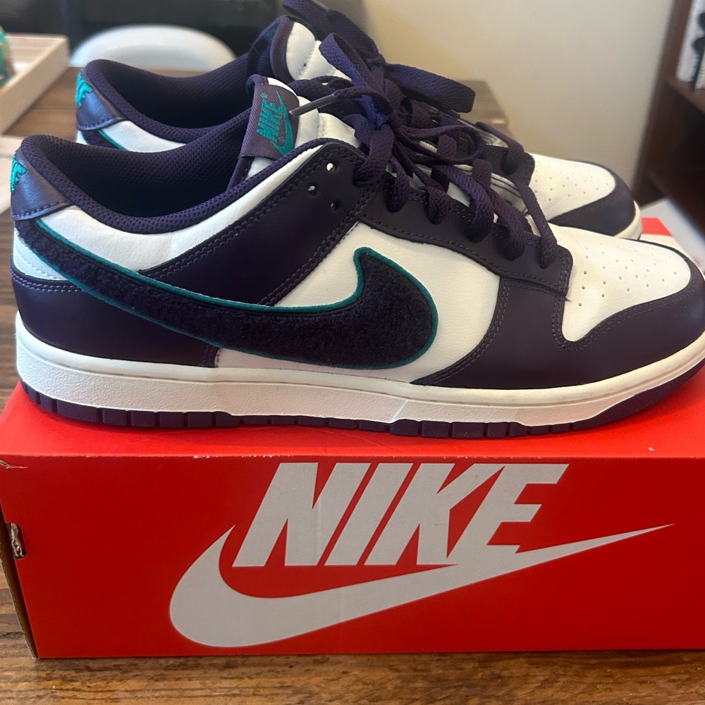 Nike Dunk Low
Chenille Swoosh Sail Grand Purple